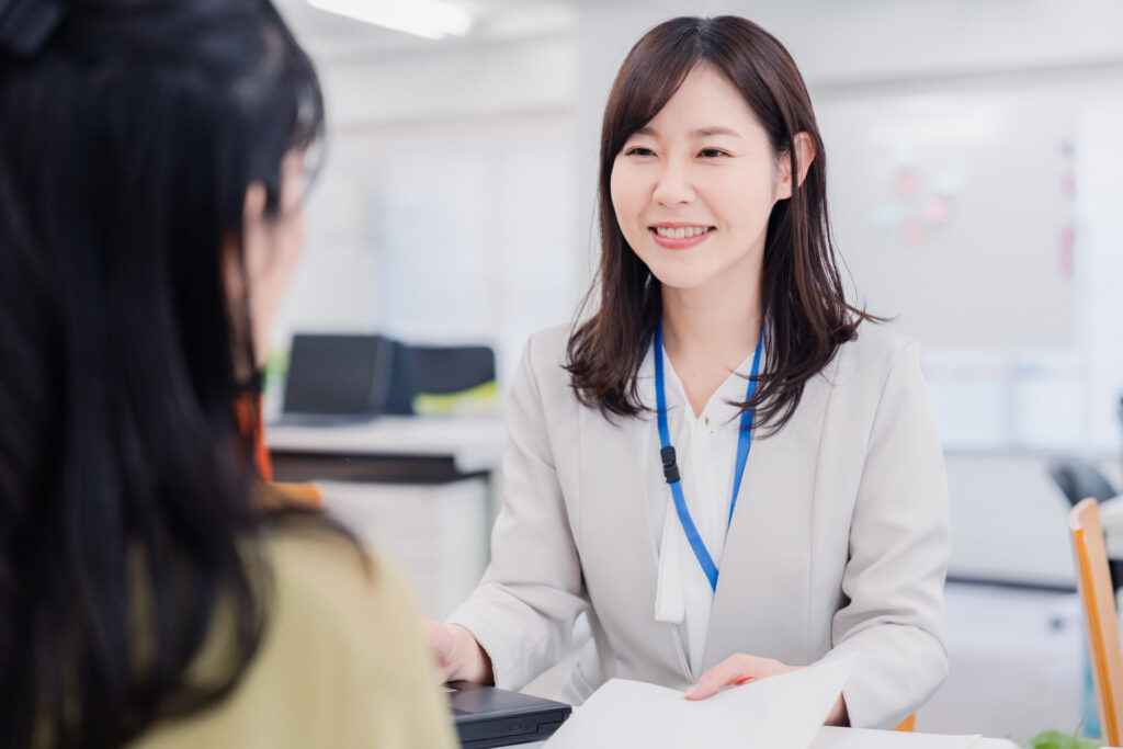 窓口で市民に対して説明する女性職員